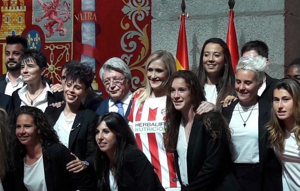 Cifuentes se viste de rojiblanco para recibir al Atlético Femenino, que demuestra que el "fútbol no es solo de hombres"