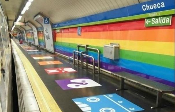 Retiran el vinilo arcoíris de la estación de Metro de Chueca a un mes de la celebración del World Pride