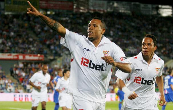 El jugador del Sevilla Adriano aboga por la inteligencia y la paciencia para ganar al Atlético