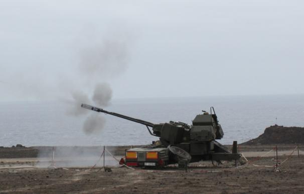El Ejército realiza este miércoles un ejercicio de tiro de cañón con fuego real en La Isleta (Gran Canaria)
