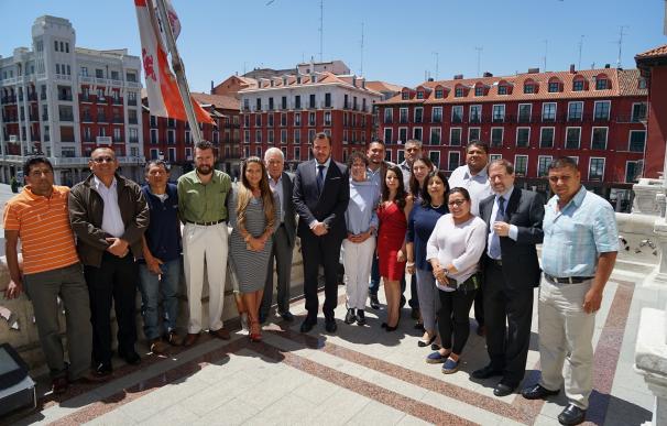 Los participantes en el Curso de Pasantías para alumnos municipalistas iberoamericanos son recibidos en el Ayuntamiento