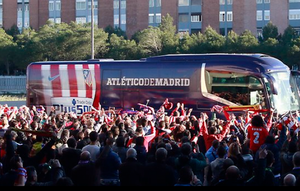 El espectacular recibimiento de la afición al Atlético de Madrid