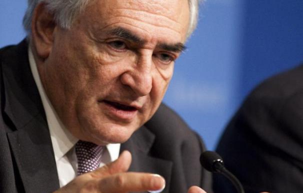 Strauss-Kahn subraya que la crisis de Grecia se agrava cada día