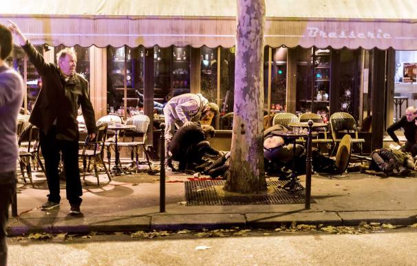 Heridos en el suelo de la terraza del Cafe Bonne Biere de París, el 13 de noviembre de 2015 (AFP / ANTHONY DORFMANN)