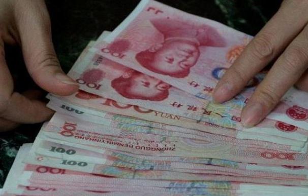Un niño chino hace añicos unos billetes que se encontró por valor de 6.500€