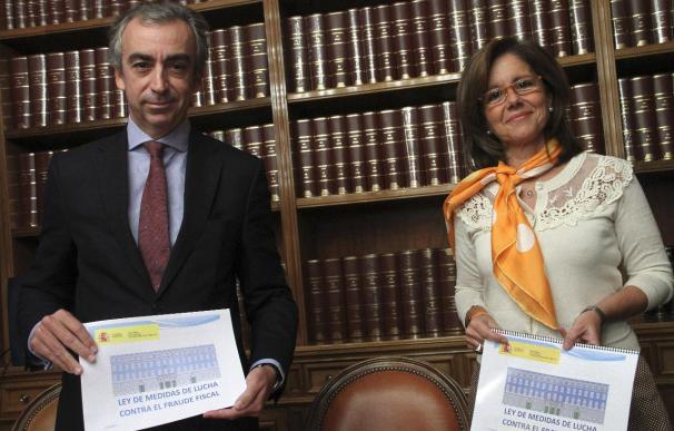 El secretario de Estado de Hacienda, Miguel Ferre y la directora de la Agencia Tributaria, Beatriz Viana, en la presentación de la Ley contra el Fraude.