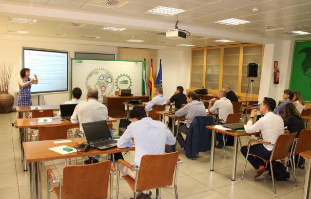 Empresas y profesionales participan en un taller formativo de Extenda sobre licitaciones internacionales