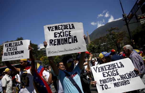 La oposición convoca una "gran movilización nacional" contra Maduro