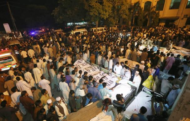 Un ataque suicida deja 54 muertos y 88 heridos en la frontera de Pakistán con India