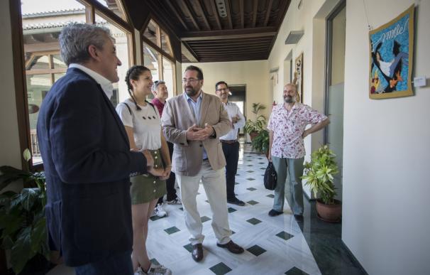 La Junta acoge una exposición de tejidos y tapices de la Escuela de Arte de Granada