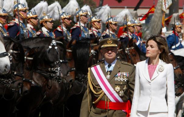 Doña Letizia preside por primera vez sola la jura de bandera de la Guardia Real