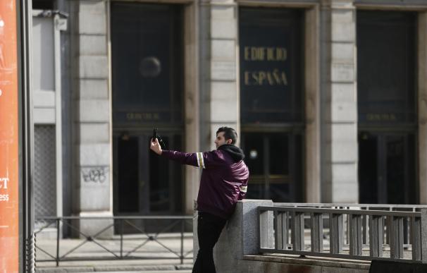 Los hombres valencianos son los que más 'selfies' se hacen de España, según un estudio