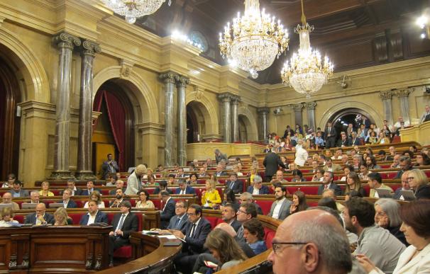 El PP lleva al Parlamento catalán una iniciativa para paralizar el referéndum y la compra de urnas