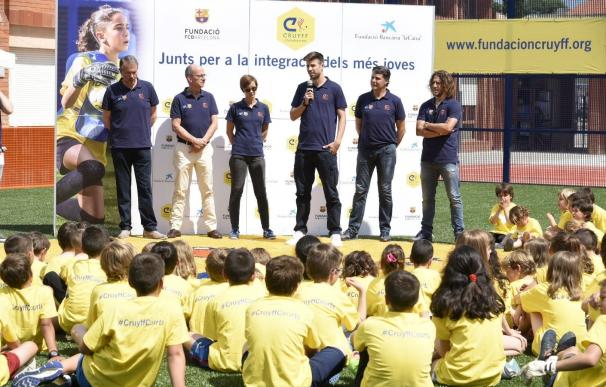 El futbolista Gerard Piqué inaugura un nuevo centro Cruyff Court en Sant Guim de Freixenet