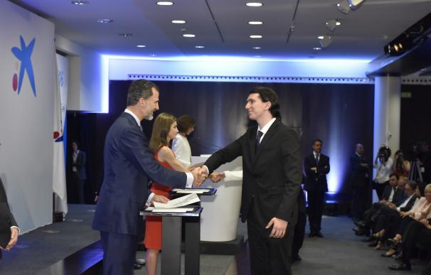 Los Reyes entregan una beca de 'la Caixa' a un estudiante de Murcia para cursar un posgrado en el extranjero