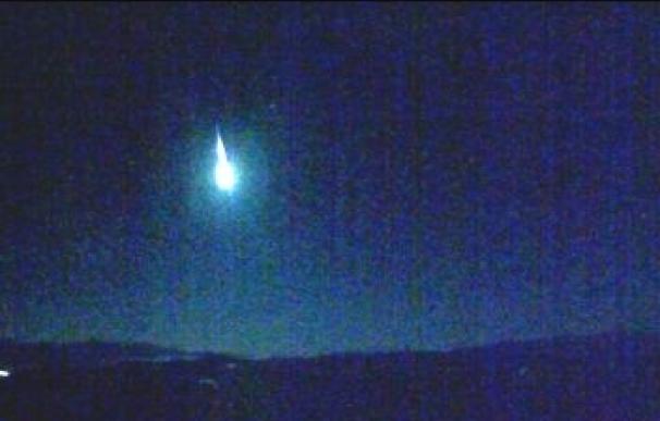 Calar Alto detecta bólido brillante producido por un fragmento del cometa Encke surcando el cielo