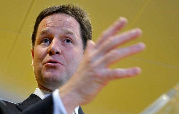El liberal Nick Clegg califica a Brown de "político desesperado"
