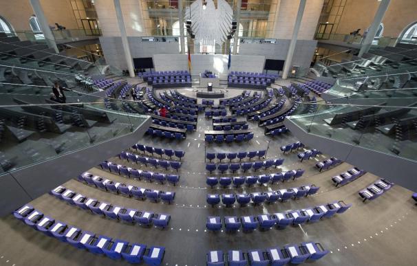El Bundestag queda constituido con Merkel negociando su coalición