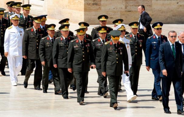 Erdogan y la cúpula militar celebran una delicada reunión
