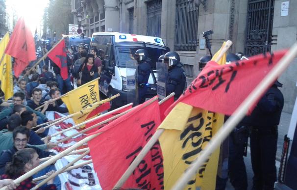 Unos 800 estudiantes se manifiestan en Barcelona por una rebaja de tasas universitarias