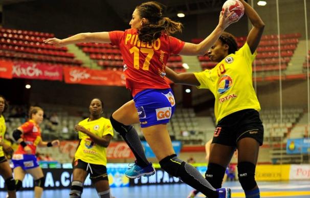 Balonmano/Selección.- Las 'guerreras' entran en calor y suman la primera victoria ante Angola