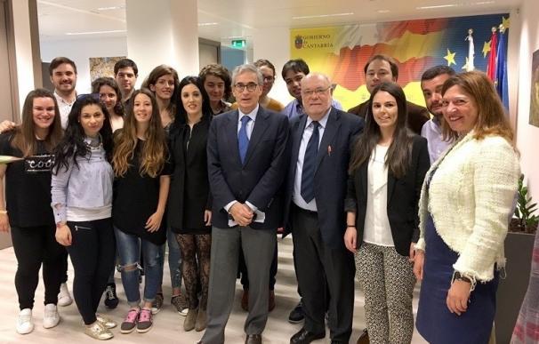 Sota y Jáuregui se reúnen con líderes juveniles cántabros en Bruselas