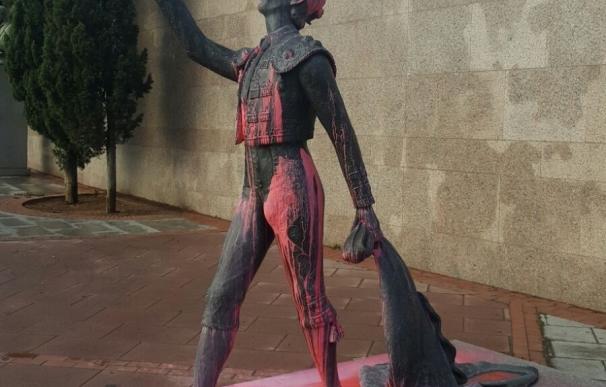 Las esculturas de Las Ventas amanecen cubiertas de pintura roja en el inicio de la Feria de San Isidro