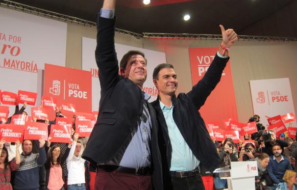 Sánche, con el líder del PSdeG, José Ramón Gómez Besteiro.