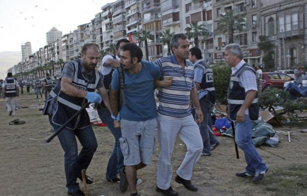La policía turca desaloja los campamentos de protesta en Esmirna y Mersin