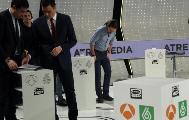 Pablo Iglesias mirando su ubicación antes del comienzo del debate (Foto: José González)