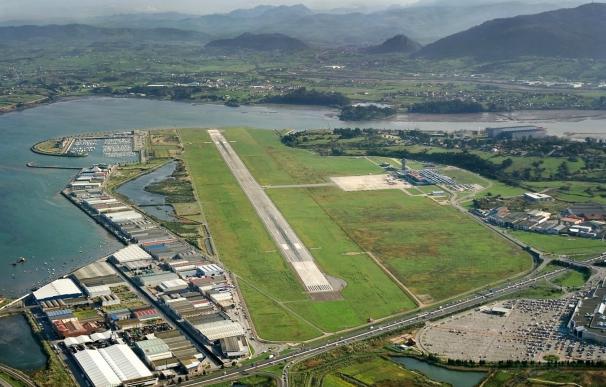 El aeropuerto Seve Ballesteros cierra abril con un incremento de pasajeros del 26%