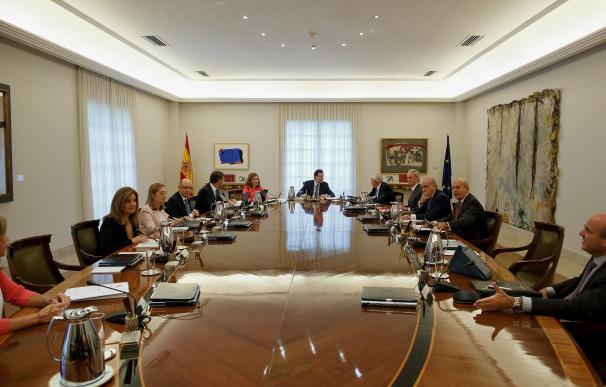 Rajoy, junto a algunos de sus ministros.
