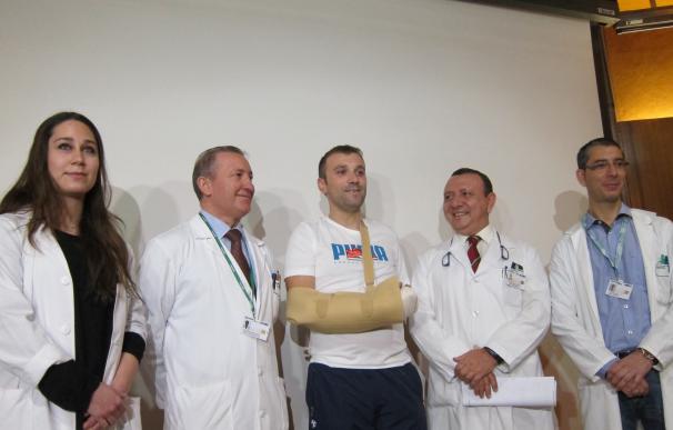 Médicos de Povisa reimplantan con éxito el brazo a un joven tras un accidente laboral con una amasadora de hormigón