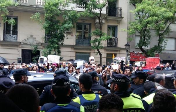Unidos Podemos, ERC y Bildu piden cuentas a Zoido y Dancausa en el Congreso por el "cerco" a la embajada de Venezuela