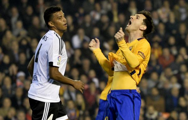 Barcelona's Argentinian forward Lionel Messi (R) r