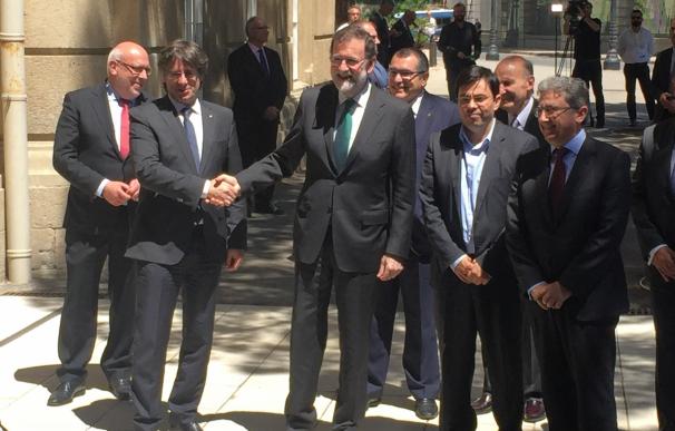 Rajoy y Puigdemont se saludan cordialmente al almorzar con el sector del motor en Barcelona