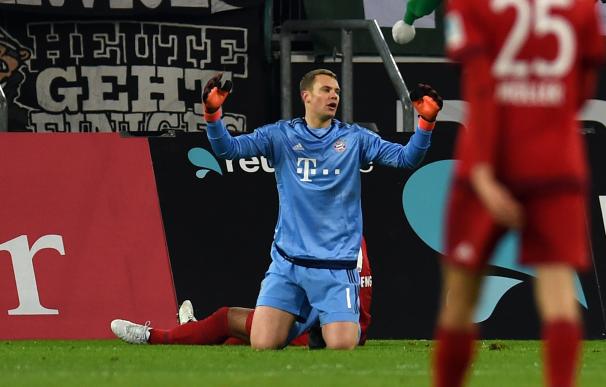 Bayern Munich's goalkeeper Manuel Neuer reacts dur