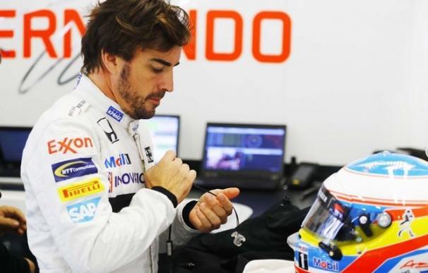 Fernando Alonso en el 'box' de McLaren-Honda.