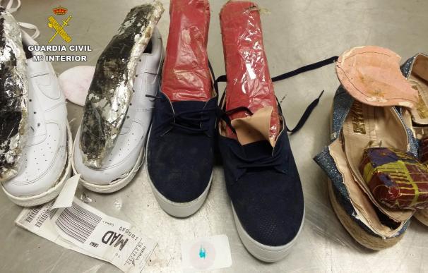 Detenidas en Barajas dos pasajeras que viajaban con más de dos kilos de cocaína escondida en zapatos