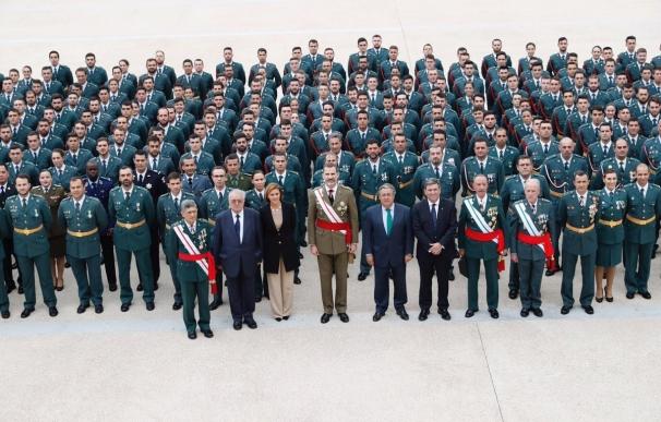 El Rey supervisa en Aranjuez el "completo y exigente" plan de estudios de los futuros oficiales de la Guardia Civil