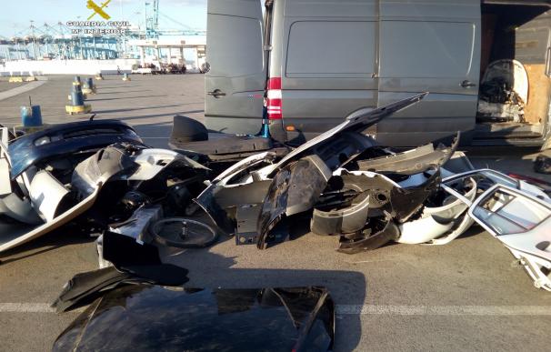 Dos detenidos en Algeciras al intentar embarcar hacia Marruecos con cuatro vehículos robados desmontados