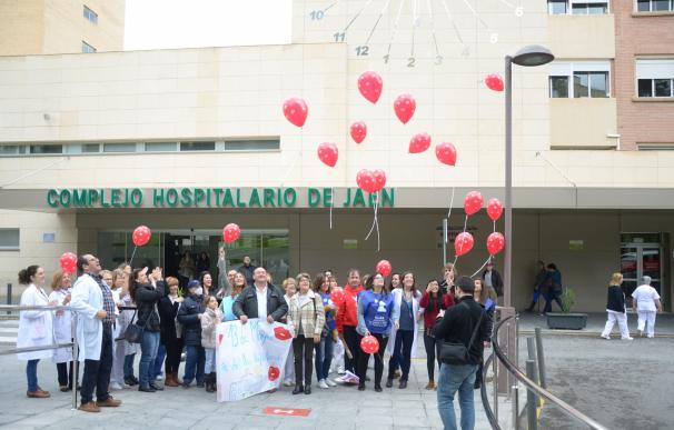 El Complejo Hospitalario celebra el Día del Niño Hospitalizado con el lanzamiento simbólico de besos y globos