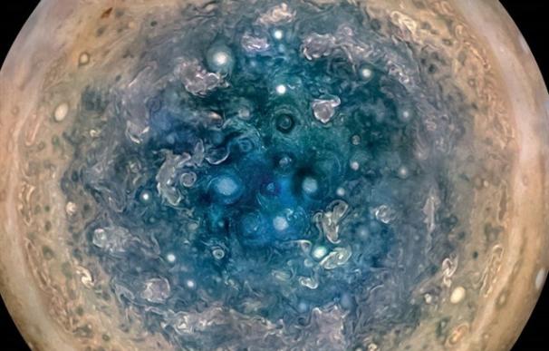 La nave Juno descubre ciclones como la Tierra en los polos de Júpiter