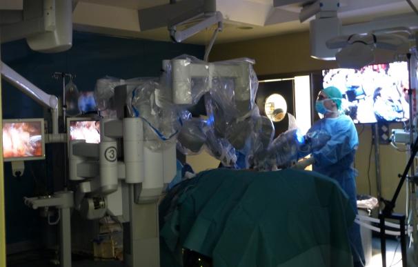 El Virgen del Rocío usa por primera vez el robot Da Vinci para eliminar cáncer renal conservando la parte sana