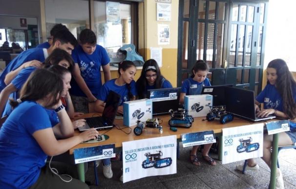 Guadalinfo imparte un taller de robótica en la 'XI Feria de la Ciencia' de Castilblanco de los Arroyos