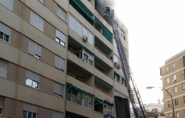 Extinguido un incendio en un séptimo piso de Córdoba con varios afectados por inhalación de humo