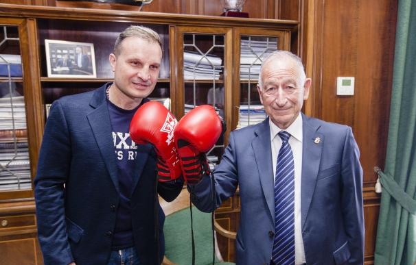 El boxeador Javier Castillejo, el más laureado de España, visita la Diputación de Almería