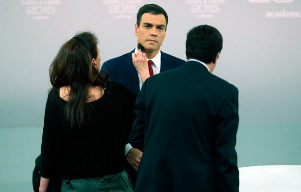 Los últimos retoques del candidato Pedro Sánchez antes del cara a cara (Foto: José González)
