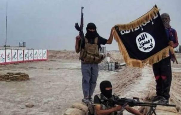 Milicianos de Estado Islámico ondean una bandera negra /AFP