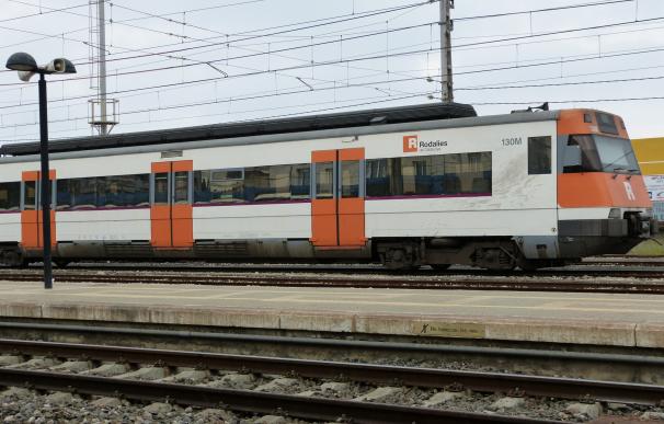 Unos 20.000 pasajeros y 50 trenes de Rodalies registran retrasos de hasta una hora en Barcelona por robo de cable